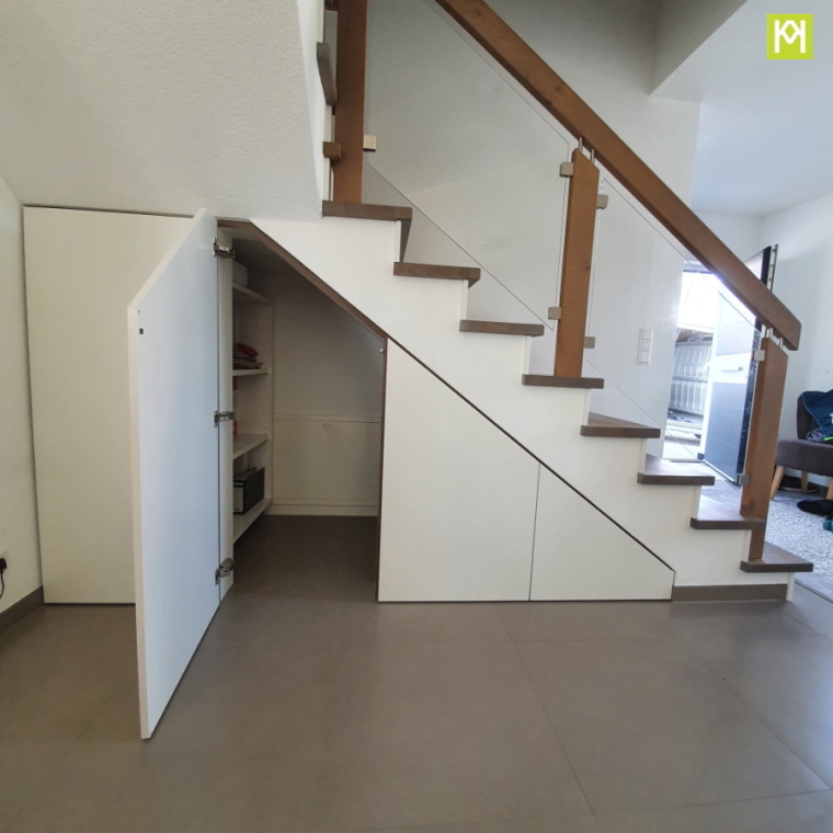 Treppenunterschrank