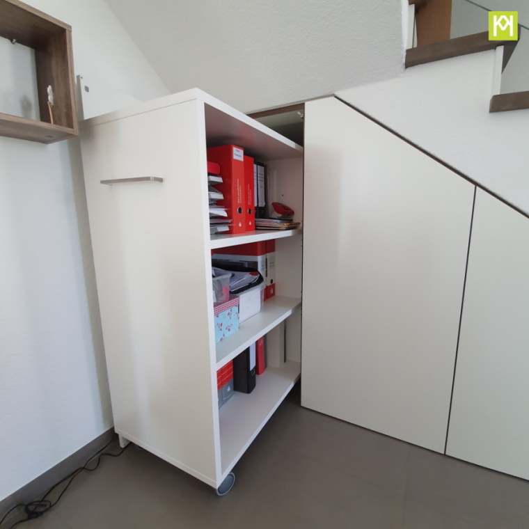 Treppenunterschrank mit Auszug
