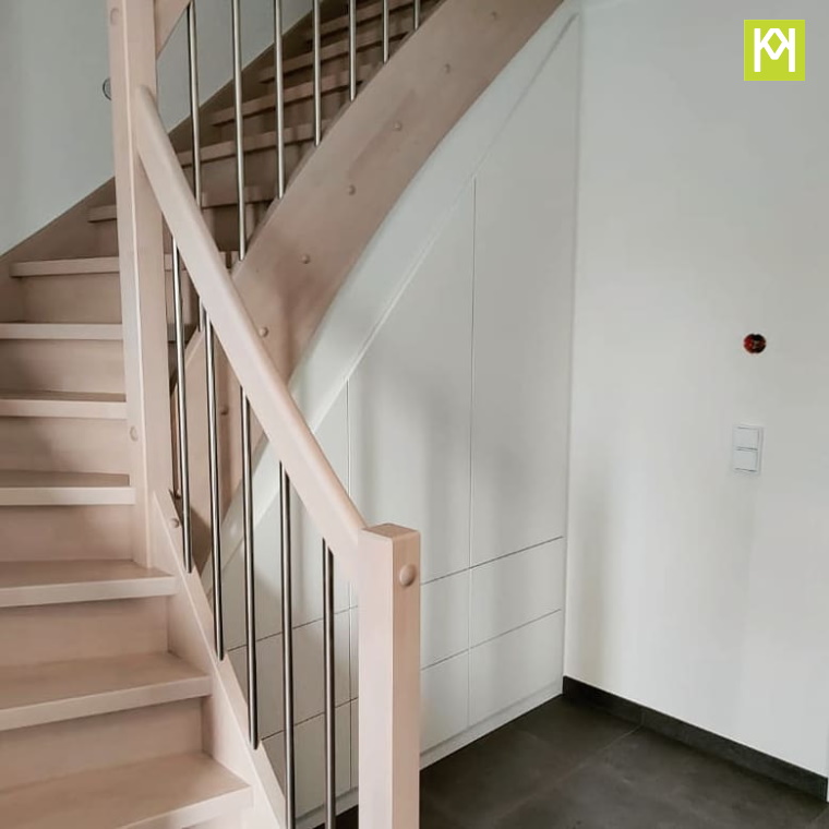 Treppenunterschrank